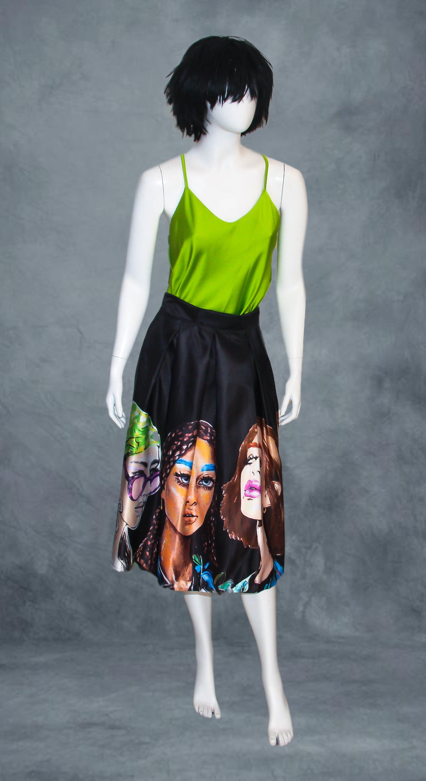 Abito verde con bretelline e gonna nera fantasia donne del mondo