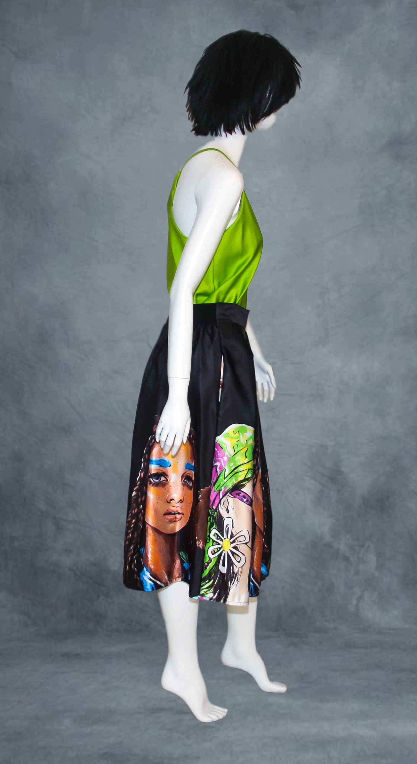 Abito verde con bretelline e gonna nera fantasia donne del mondo