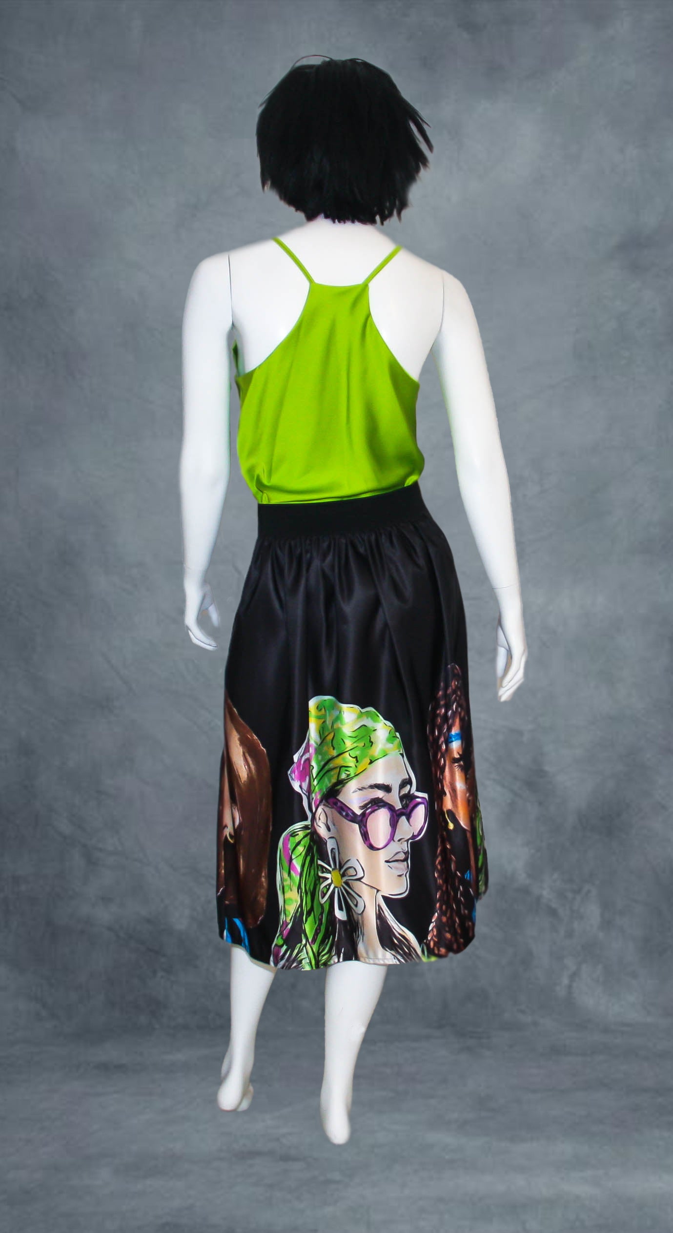 Abito verde con bretelline e gonna nera fantasia donne del mondo