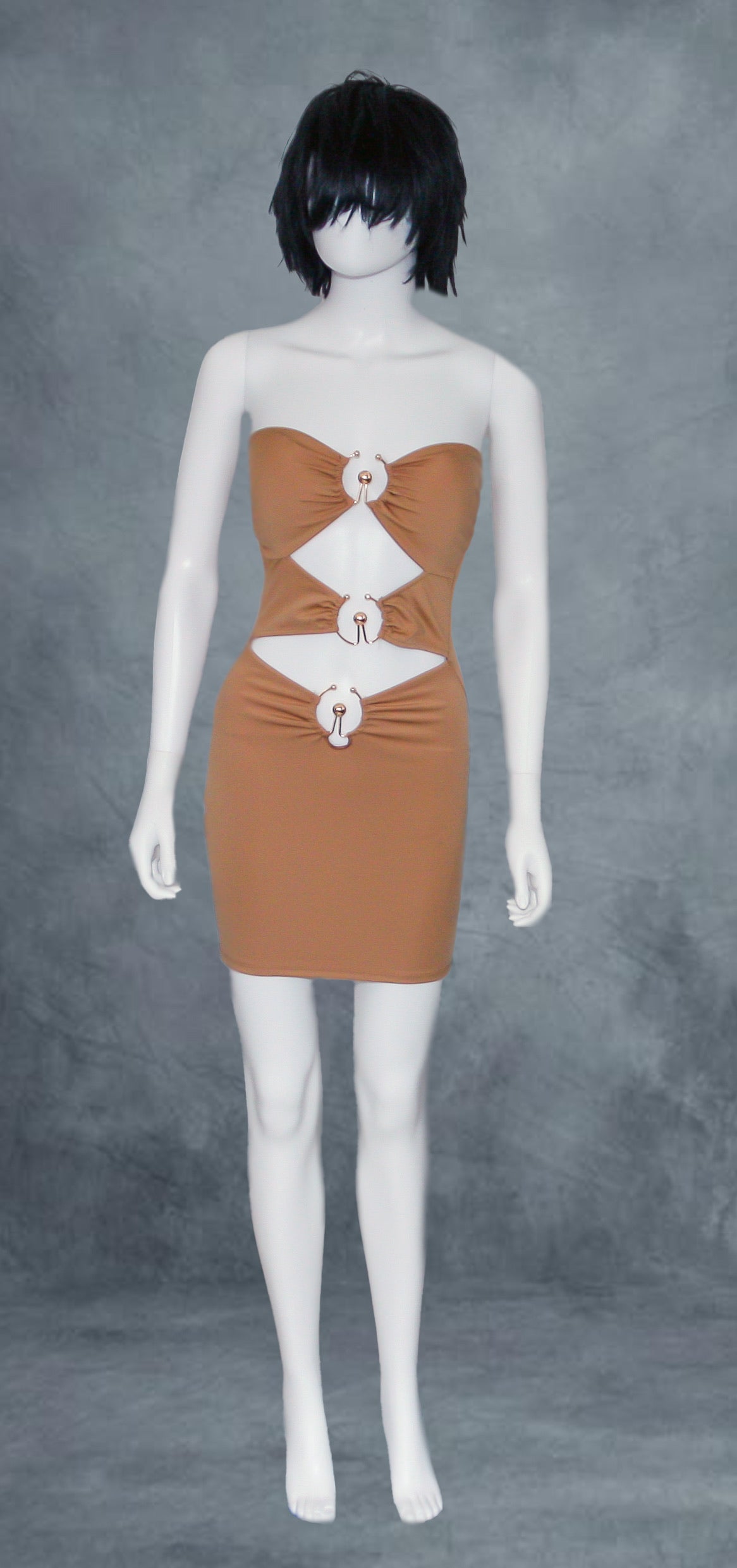 Abito aderente marrone con anelli color bronzo