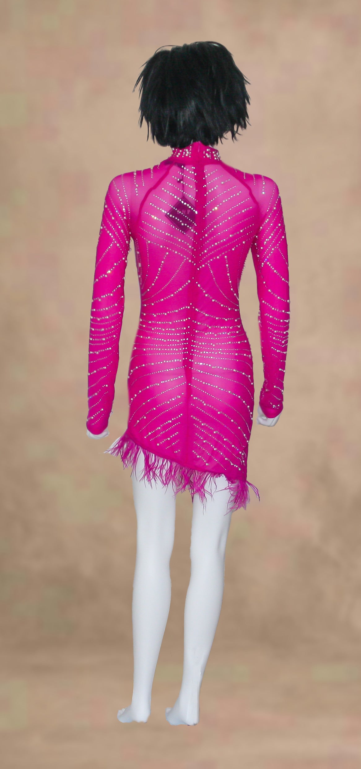 Abito aderente fucsia a manica lunga e pajettes